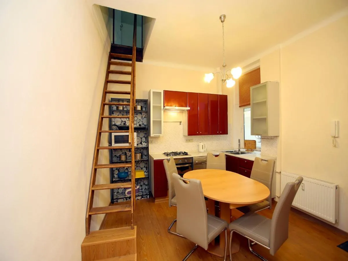 Apartmán u Vřídla, ul. Tržiště. — 3