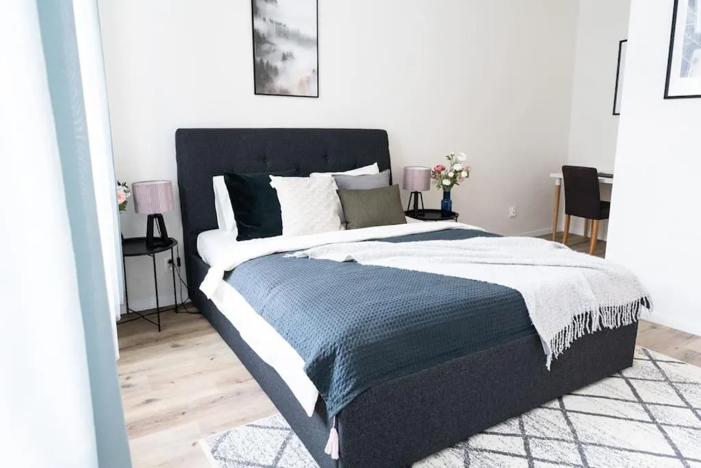 Deluxe 2BDRs Home in Spa District Center — 2