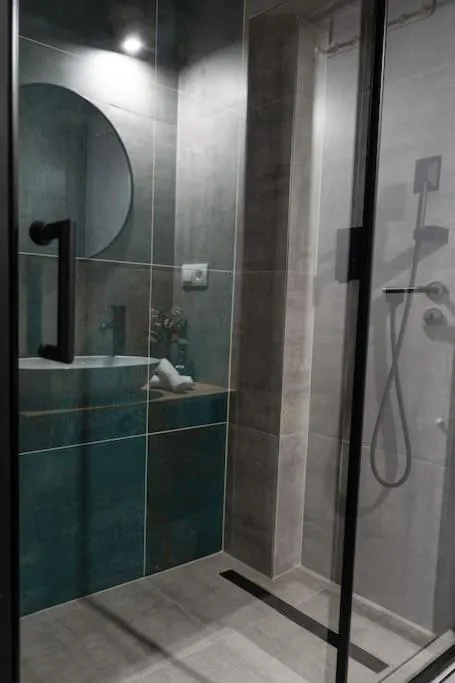 Deluxe 2BDRs Home in Spa District Center — 4