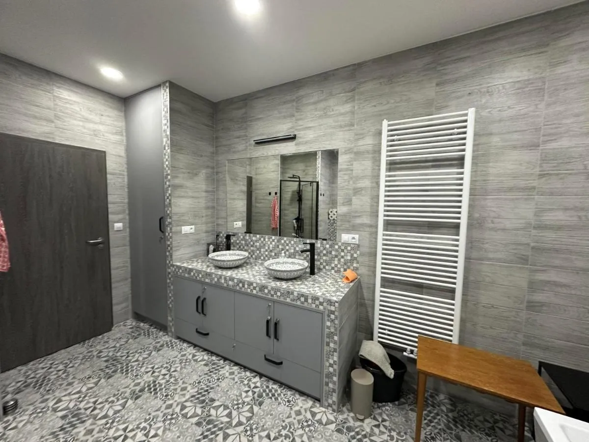 Karlovy Cute Inn by Rentez — 3