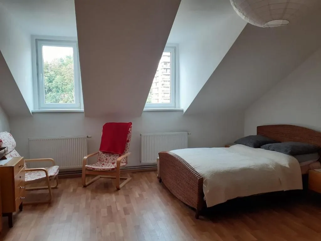 Top-floor 2-1 flat, in the very center