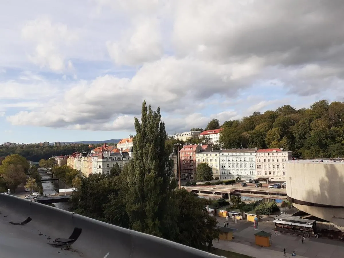 Top-floor 2-1 flat, in the very center — 3