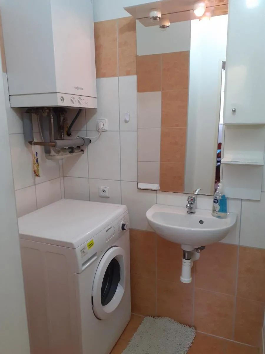 Top-floor 2-1 flat, in the very center — 4