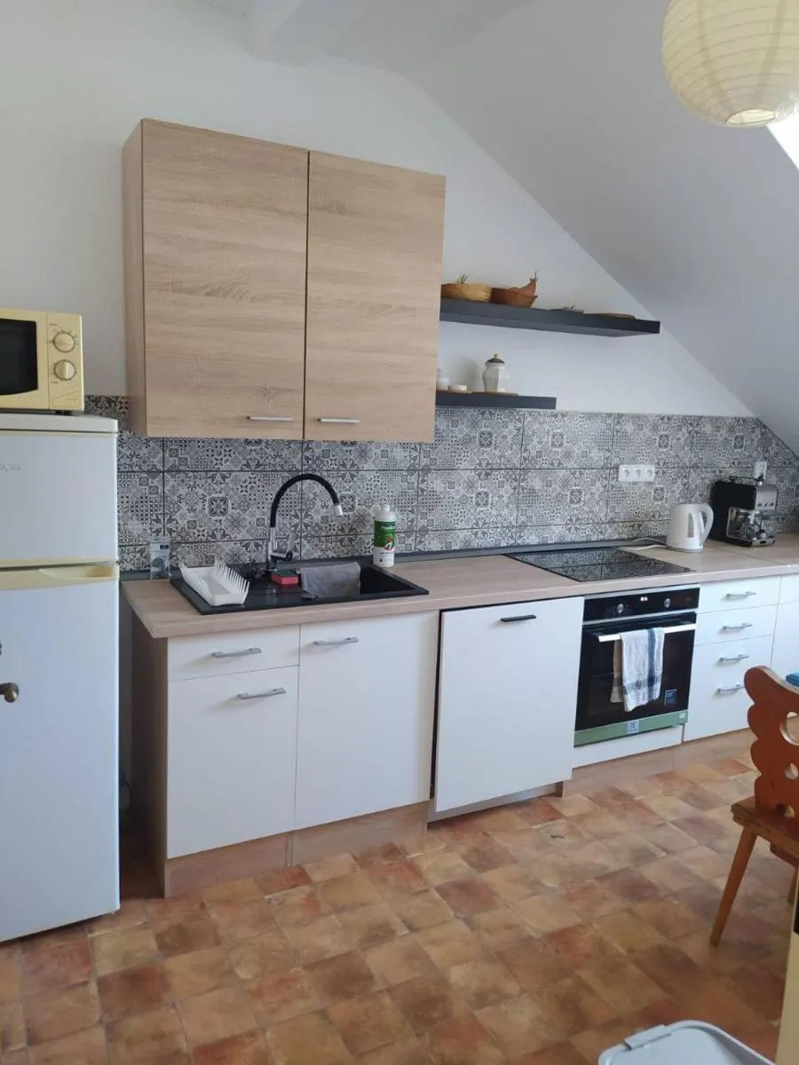 Top-floor 2-1 flat, in the very center — 5